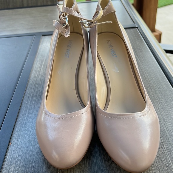 NINE WEST HEELS - Picture 4 of 5